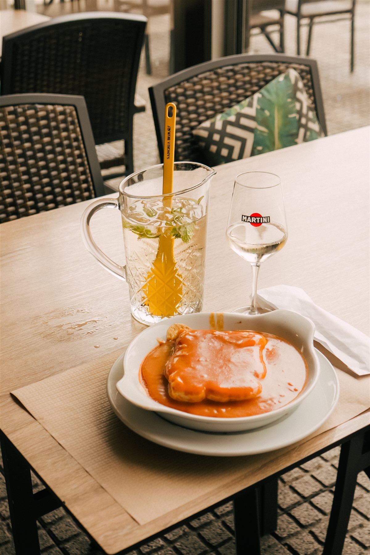 Jarro de sangria na esplanada do Praça