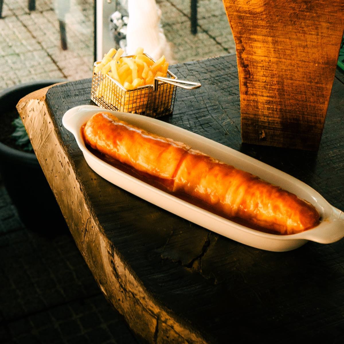 Cachorro Especial do Praça em travessa, com batata frita
